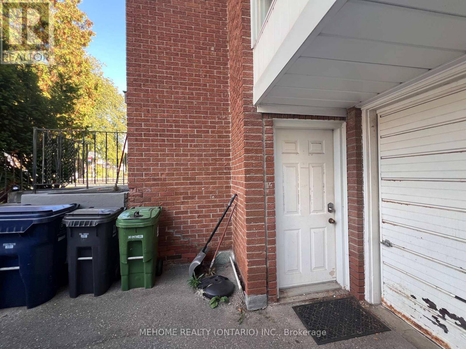 Toronto (don Valley Village), ON M2J2W9,121 Angus DR #Lower unit