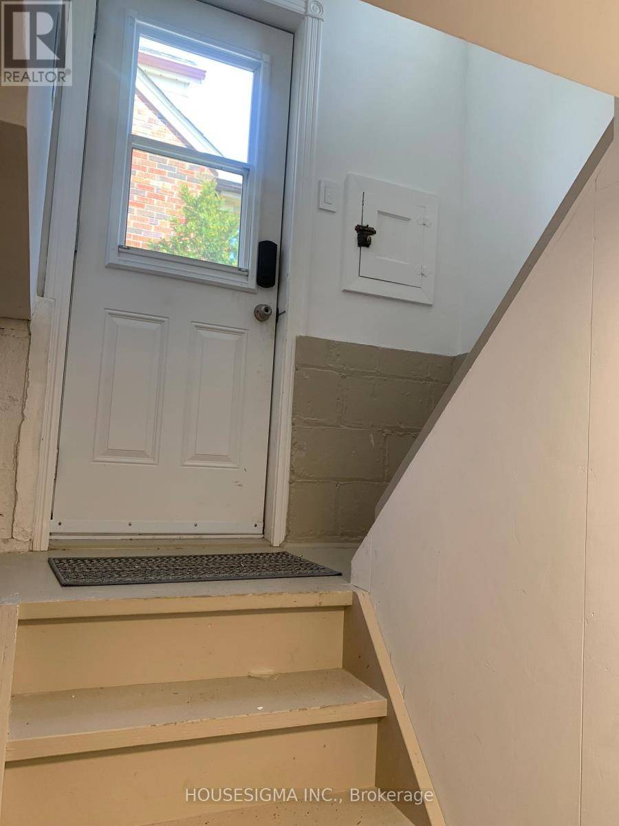 Toronto (bedford Park-nortown), ON M5M1B4,324 LAWRENCE AVENUE W