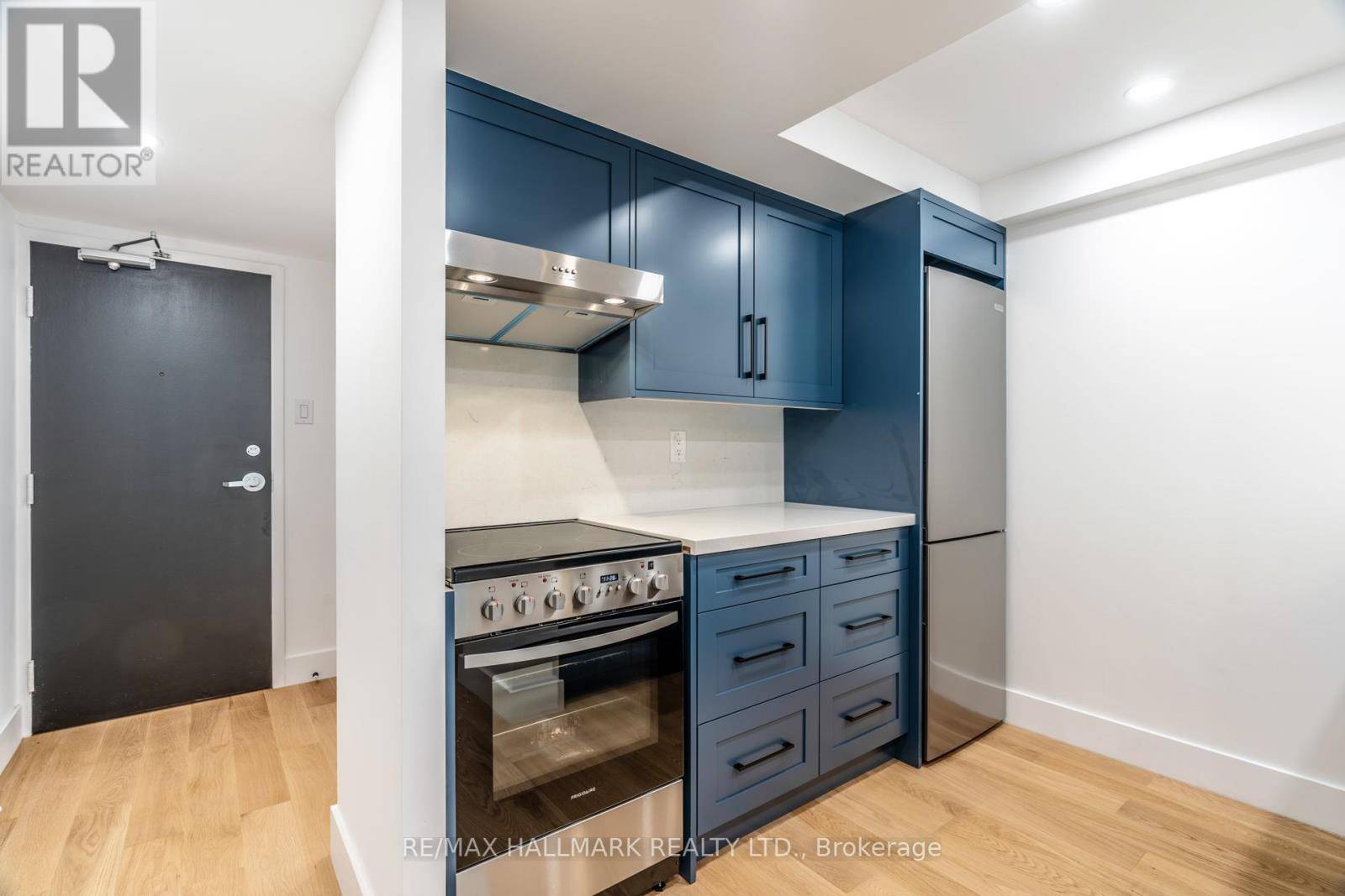 Toronto (niagara), ON M5V2W8,705 King ST West #1106