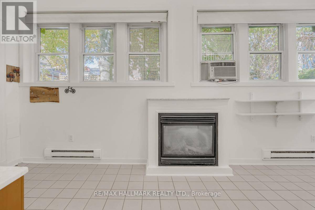 Toronto (palmerston-little Italy), ON M6G2N5,COACH HOUSE - 321 PALMERSTON BOULEVARD