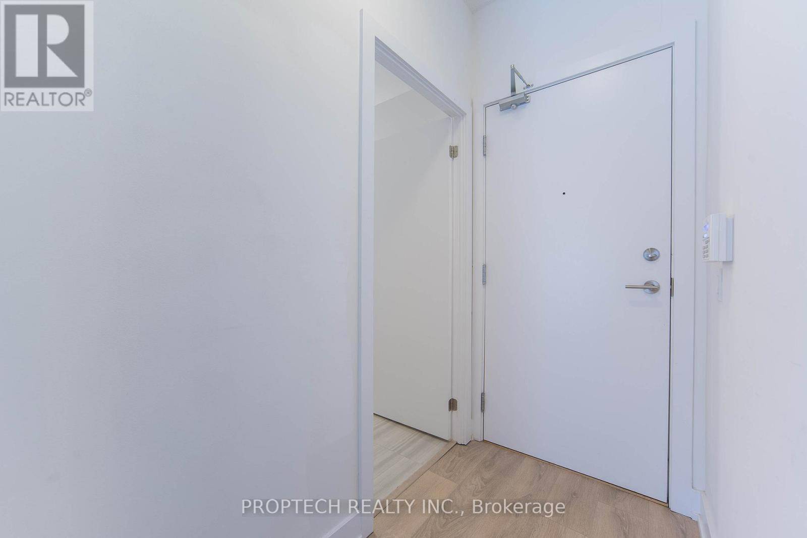 Toronto (don Valley Village), ON M2J0E8,128 Fairview Mall DR #207