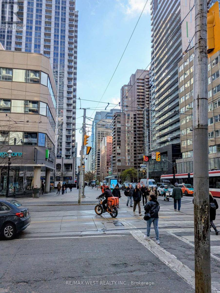 Toronto (bay Street Corridor), ON M5S1Y9,801 Bay ST #3-4