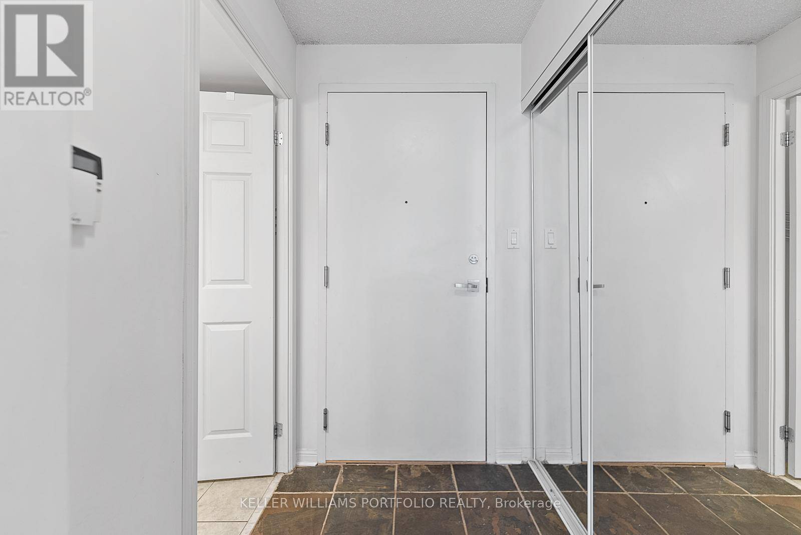 Toronto (waterfront Communities), ON M5J2X1,228 Queens Quay West #711