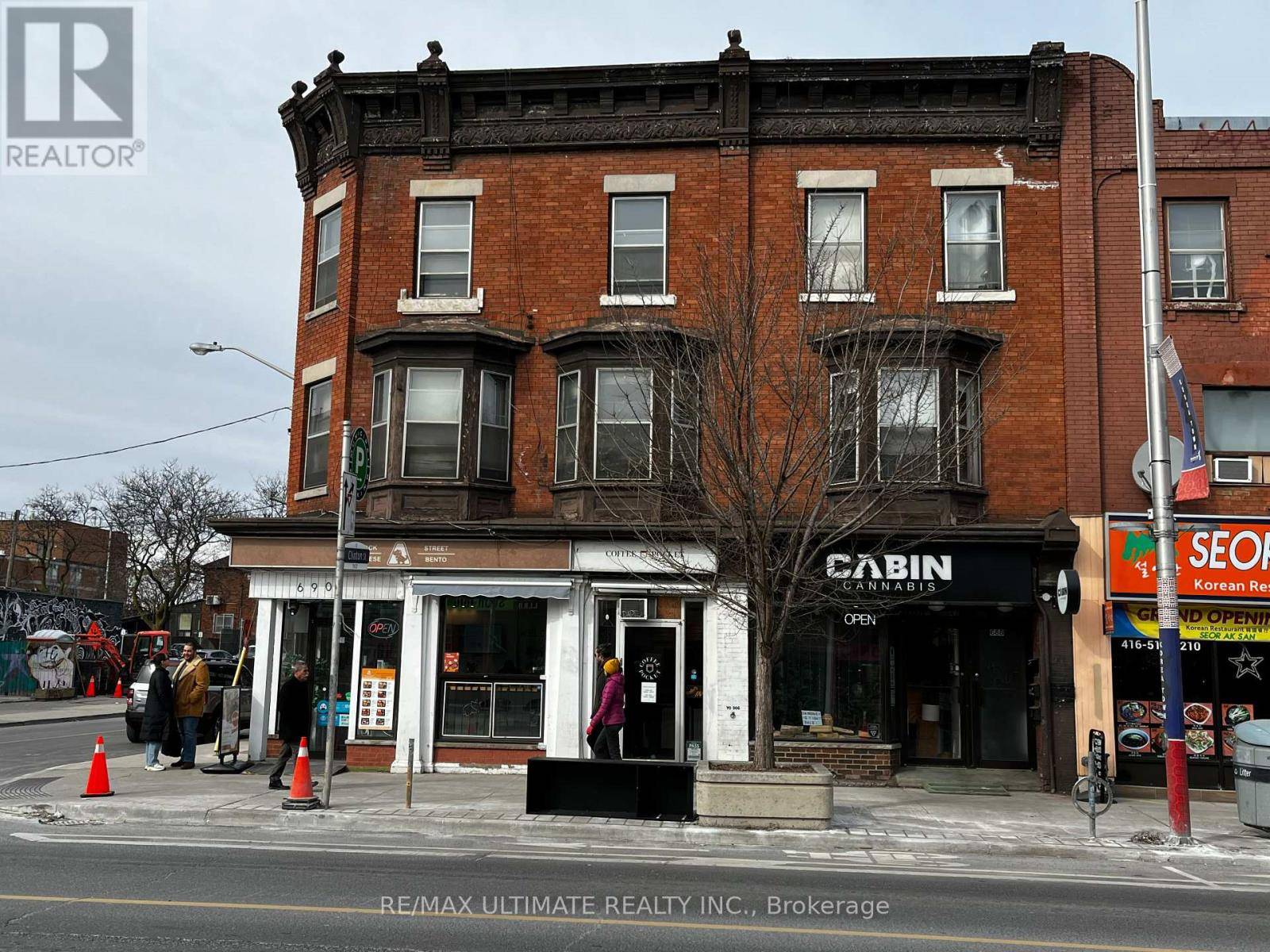 Toronto (annex), ON M6G1L2,688 BLOOR STREET W