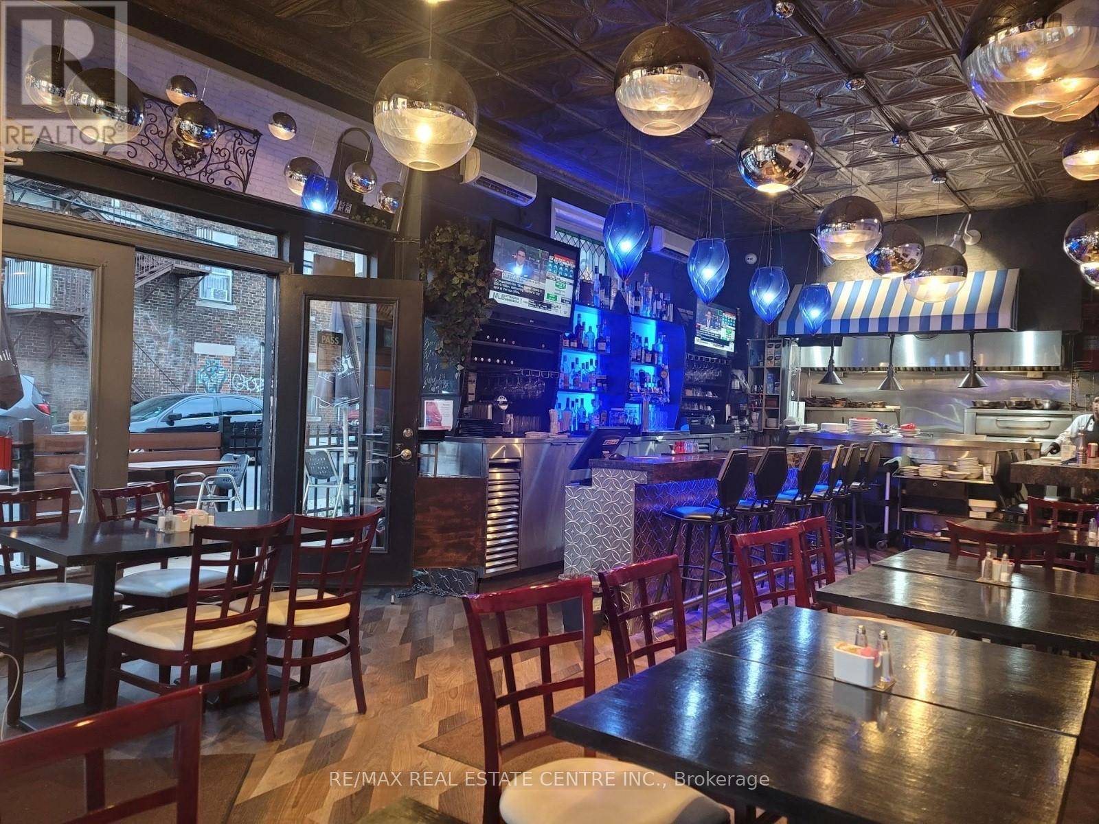 Toronto (wychwood), ON M6C1B6,820 ST.CLAIR AVENUE