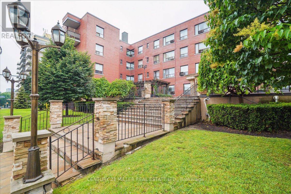 Toronto (forest Hill North), ON M6B2Z2,2550 Bathurst ST #103