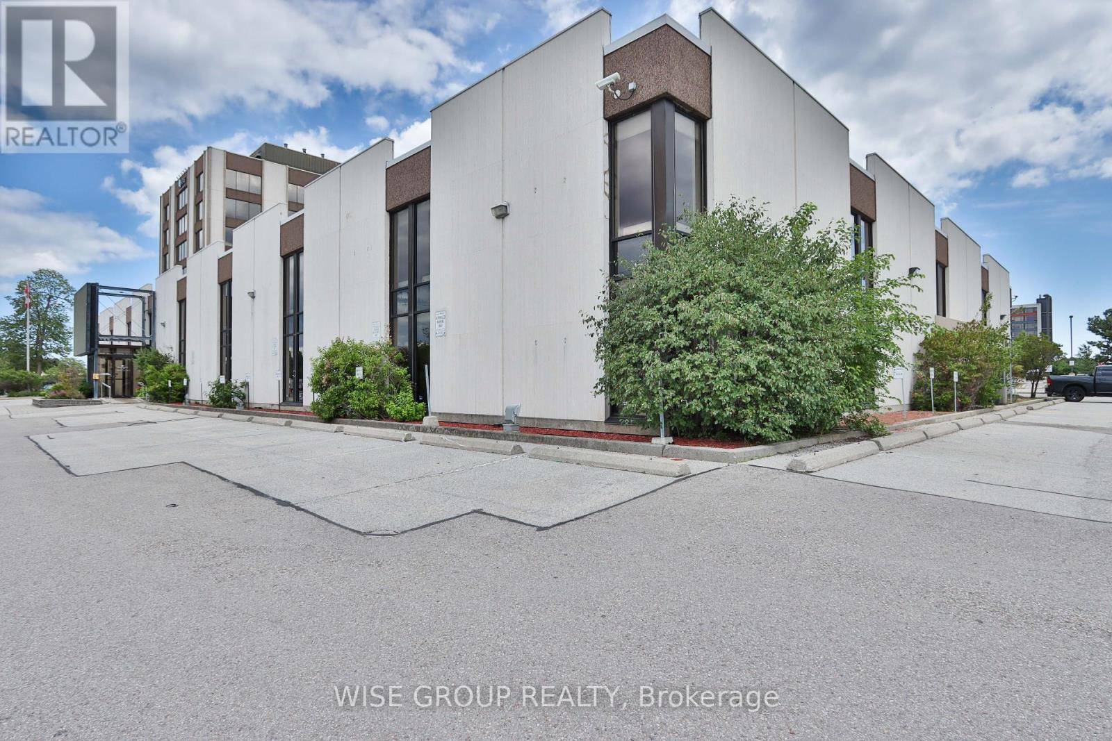 Toronto (henry Farm), ON M2J4A2,2450 Victoria Park AVE #105