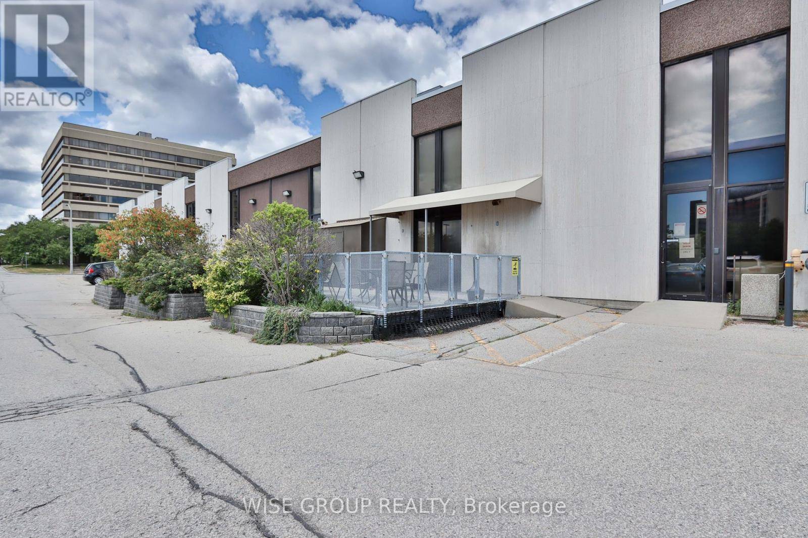 Toronto (henry Farm), ON M2J4A2,2450 Victoria Park AVE #105