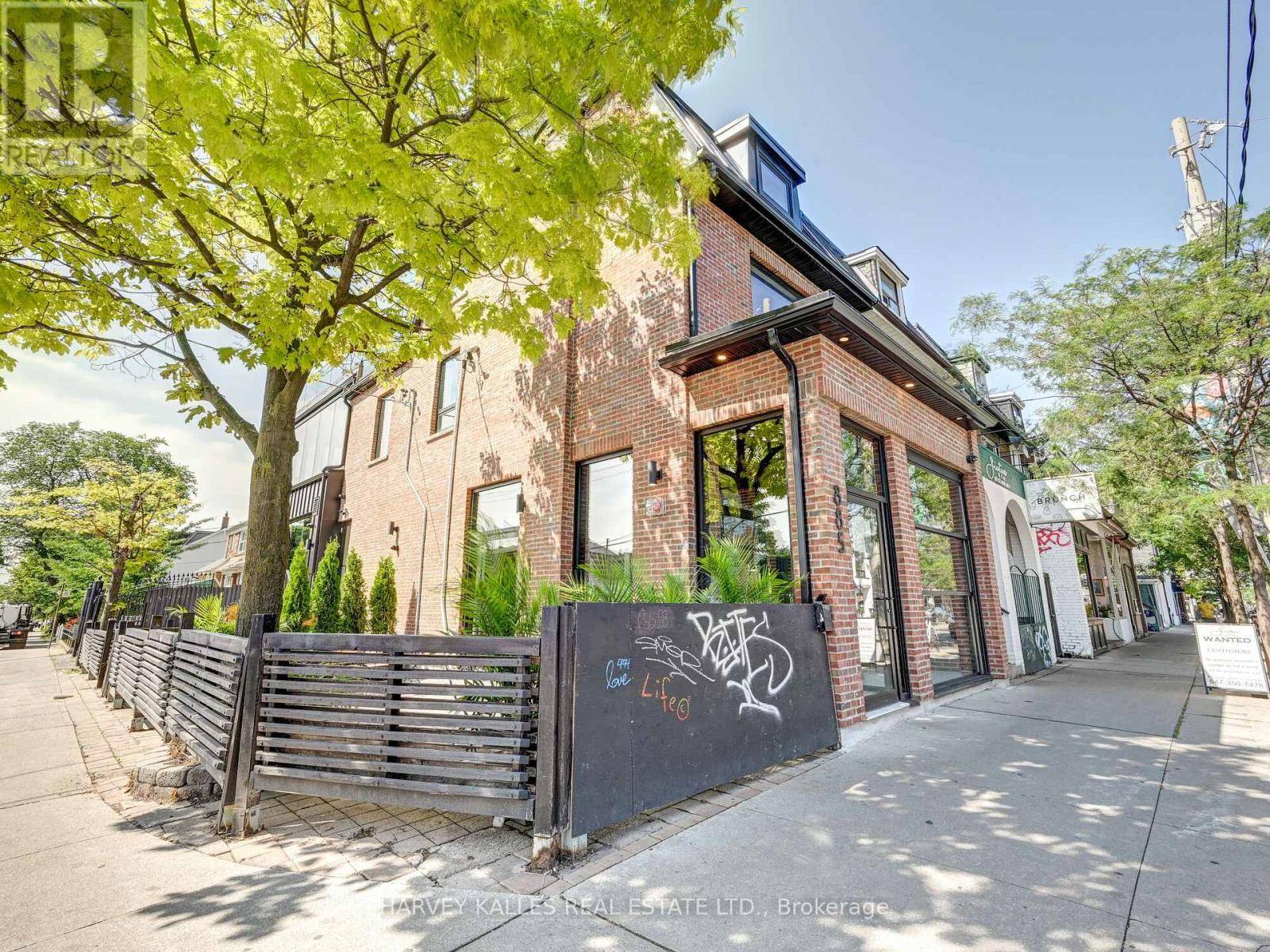 Toronto (trinity-bellwoods), ON M6J1B9,885 DUNDAS STREET W