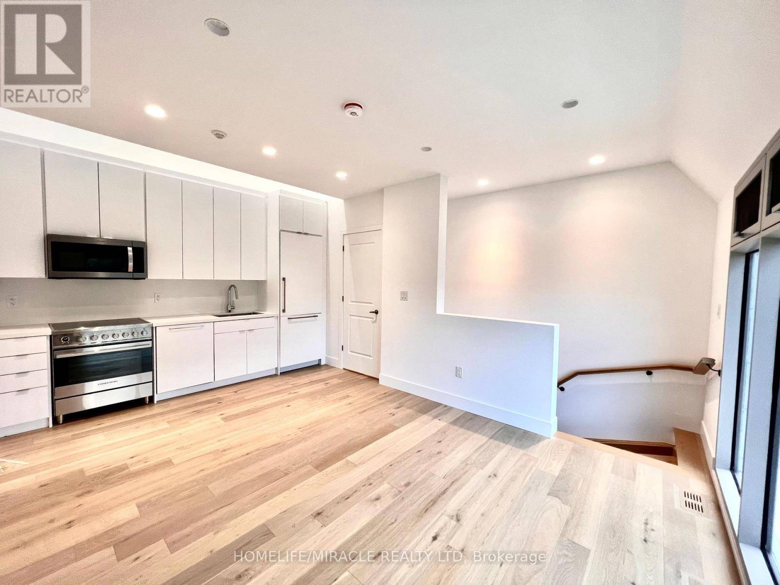 Toronto (trinity-bellwoods), ON M6J3A1,299 Ossington AVE #Unit 2