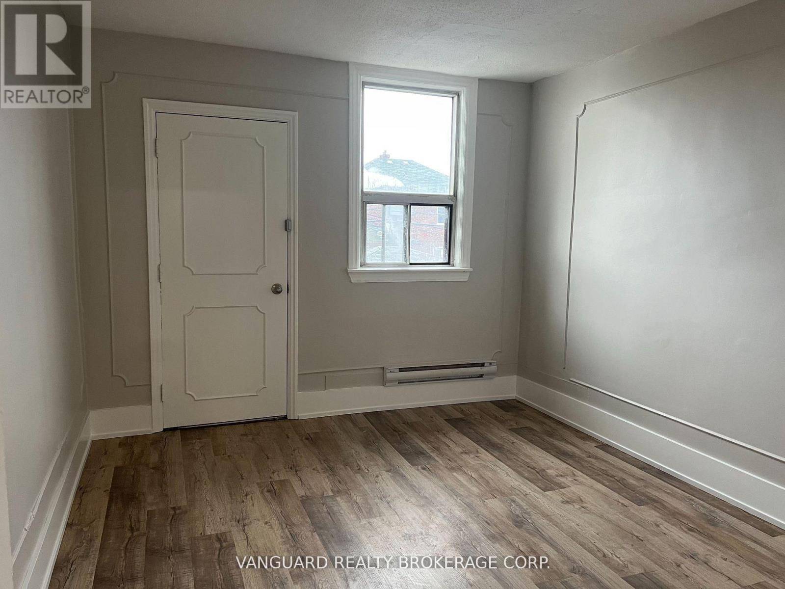 Toronto (oakwood Village), ON M6E2H1,1623A EGLINTON AVENUE