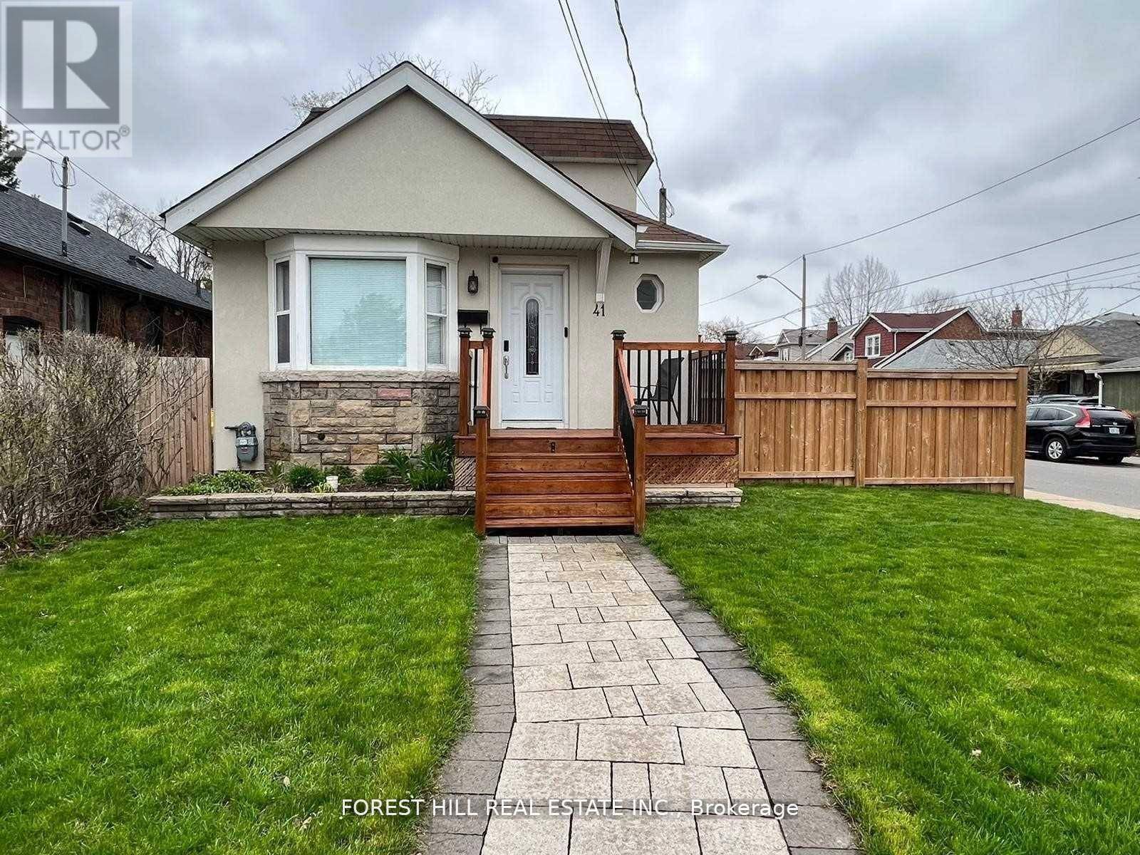 Toronto (east York), ON M4C3N6,41 BINSWOOD AVENUE