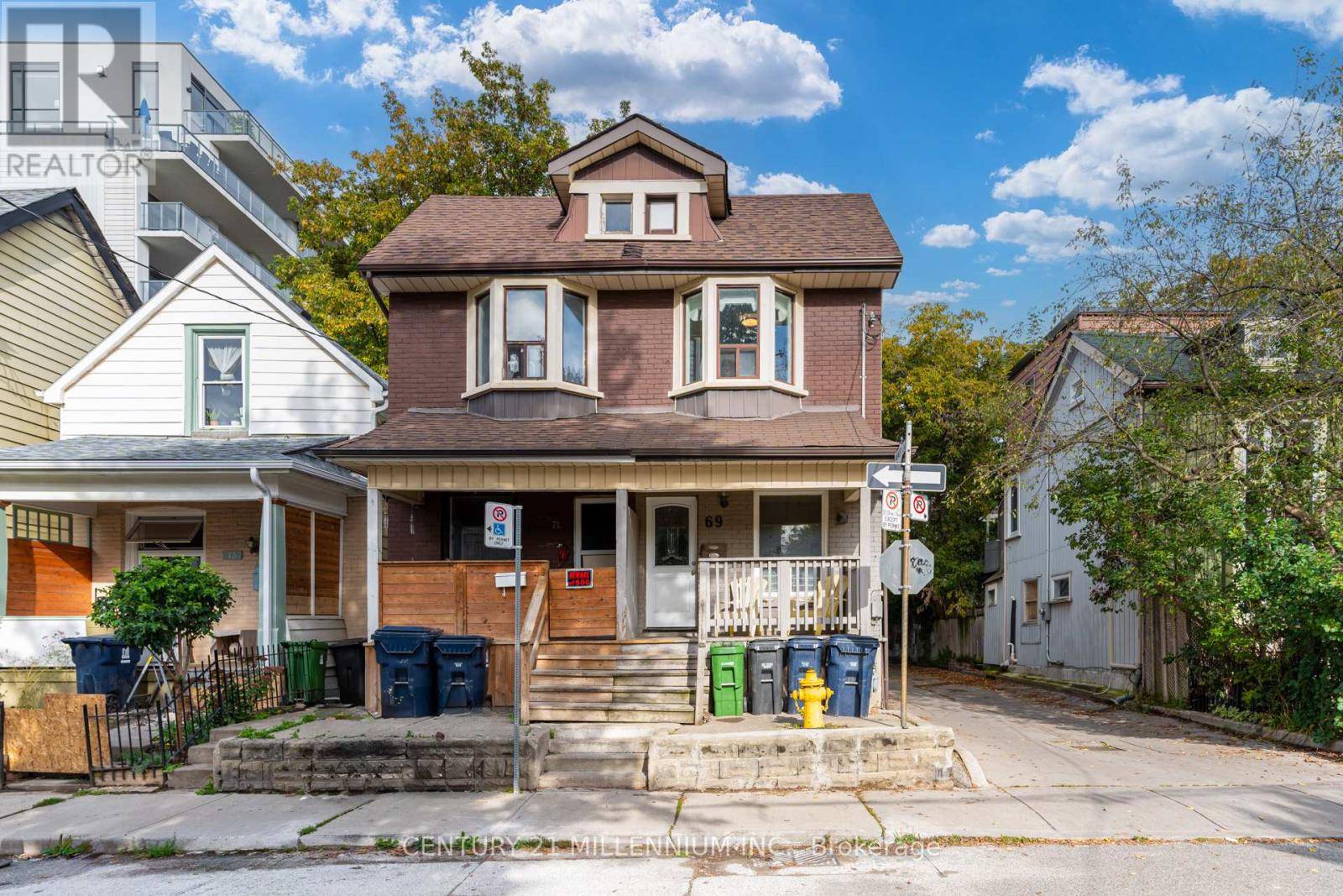 Toronto (greenwood-coxwell), ON M4L2N4,69 LAING STREET