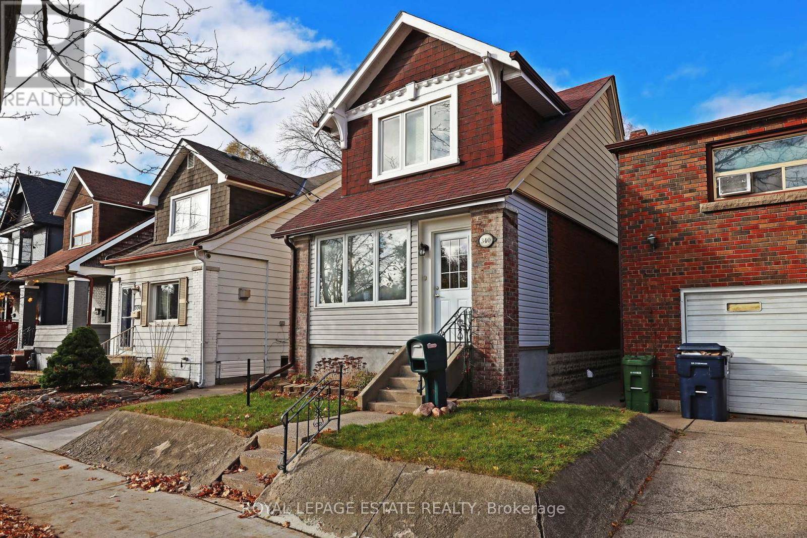 Toronto (danforth Village-east York), ON M4J2E1,340 MORTIMER AVENUE