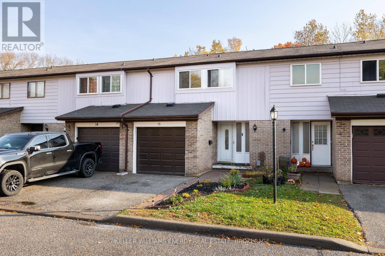 Oshawa (eastdale), ON L1G6P7,350 Camelot CT #15