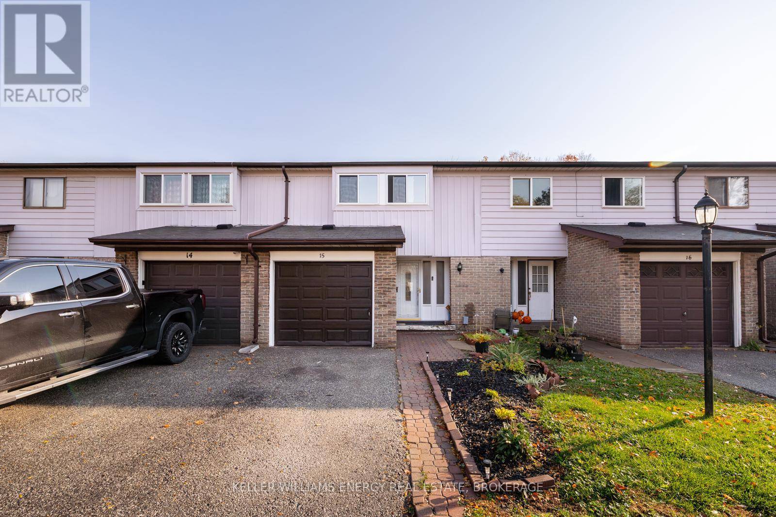 Oshawa (eastdale), ON L1G6P7,350 Camelot CT #15