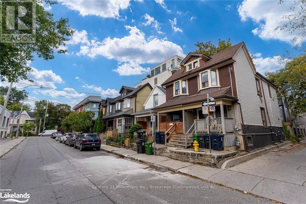 Toronto (greenwood-coxwell), ON M4L2N4,69 LAING STREET