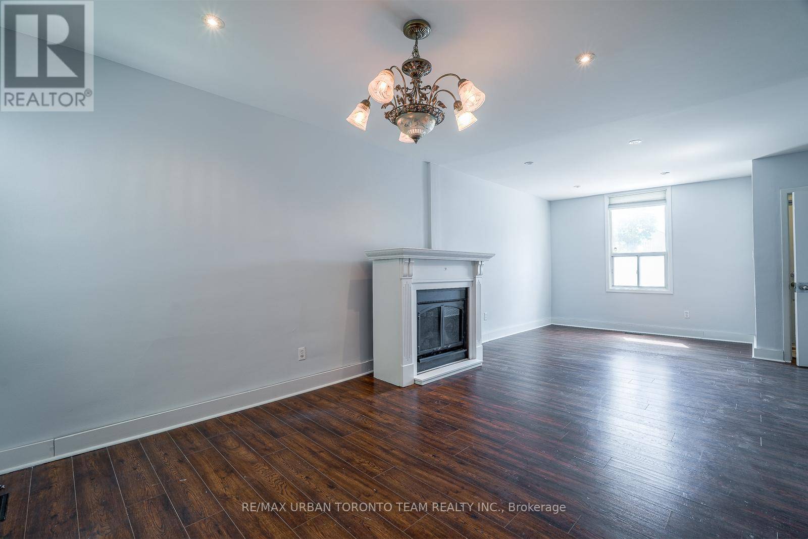 Toronto (south Riverdale), ON M4M1R3,880 Dundas ST East #Room B