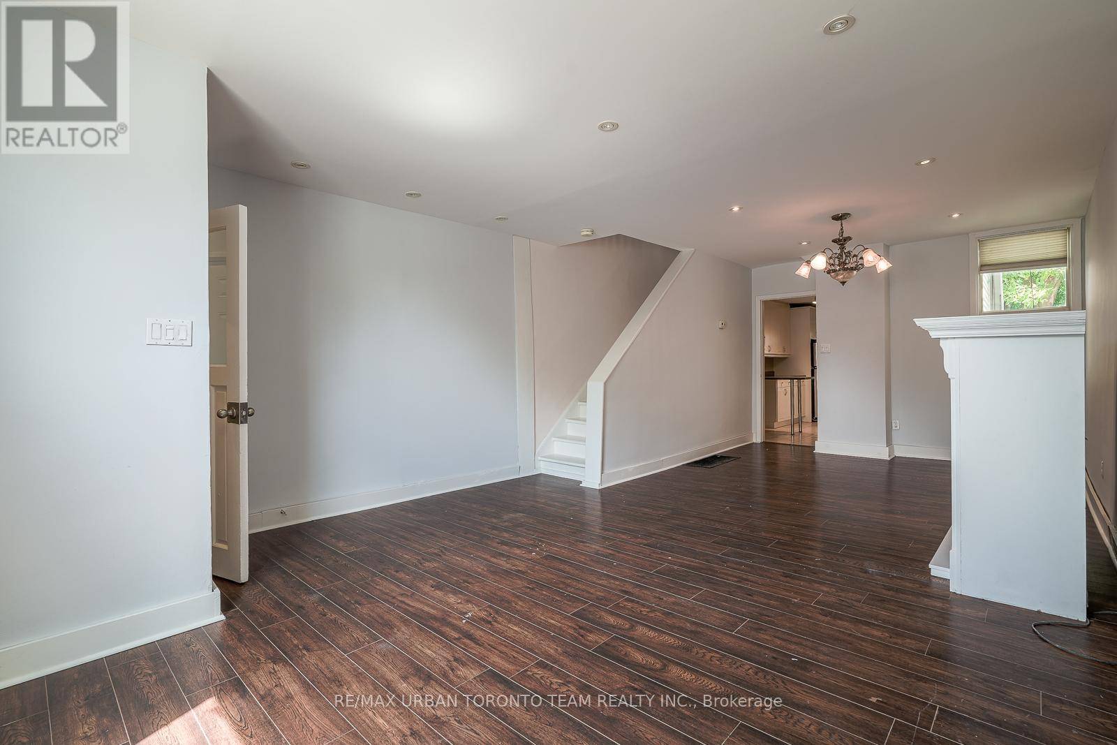 Toronto (south Riverdale), ON M4M1R3,880 Dundas ST East #Room B