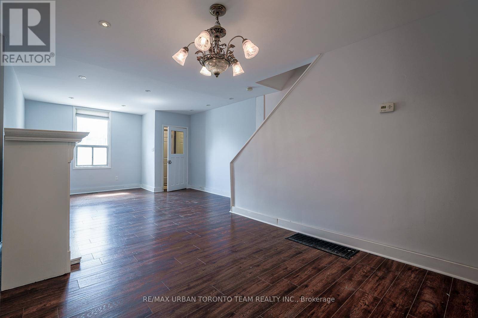 Toronto (south Riverdale), ON M4M1R3,880 Dundas ST East #Room B