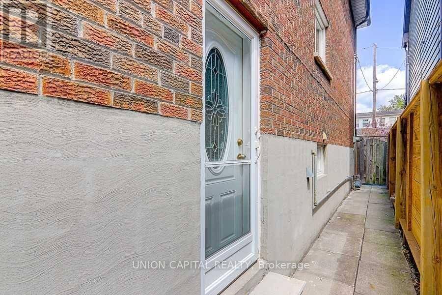 Toronto (south Riverdale), ON M4M3C7,110 LESLIE STREET