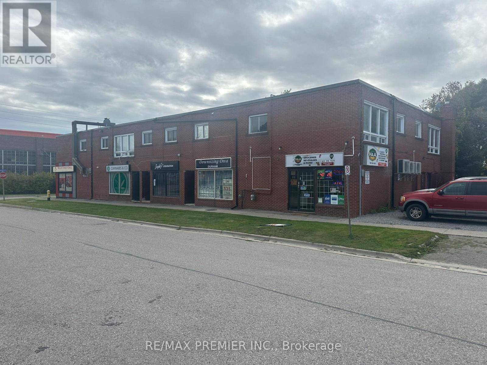 Oshawa (lakeview), ON L1H3T6,92 Wolfe ST #3B