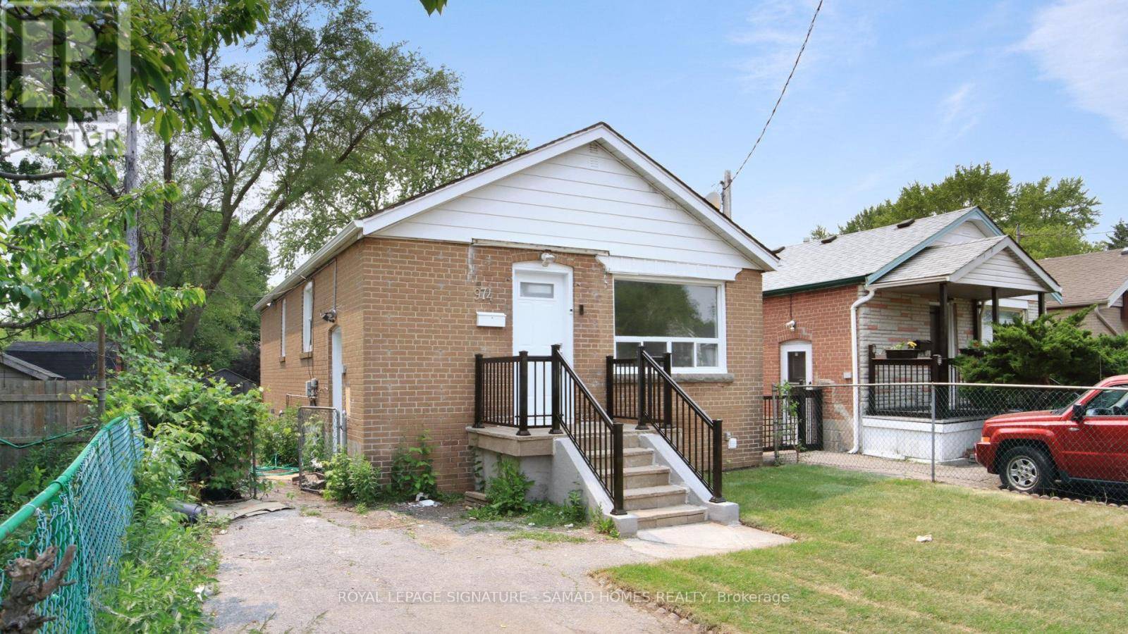 Toronto (clairlea-birchmount), ON M4B2J3,974 VICTORIA PARK AVENUE