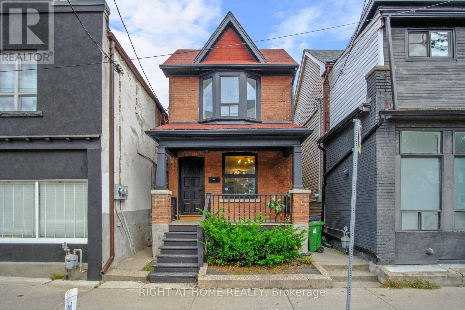 Toronto (woodbine-lumsden), ON M4C4C2,1055 WOODBINE AVENUE