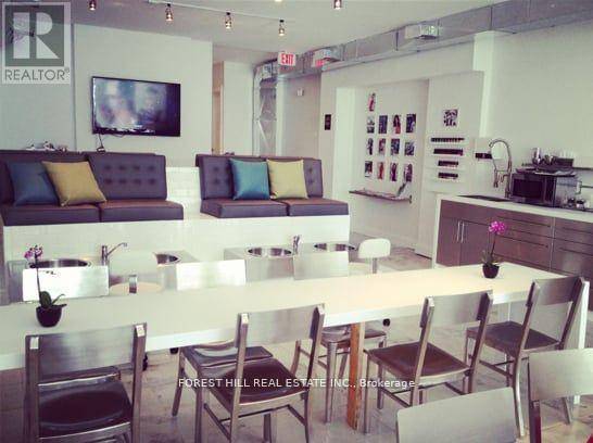 Toronto (south Riverdale), ON M4M1J5,916 QUEEN STREET E