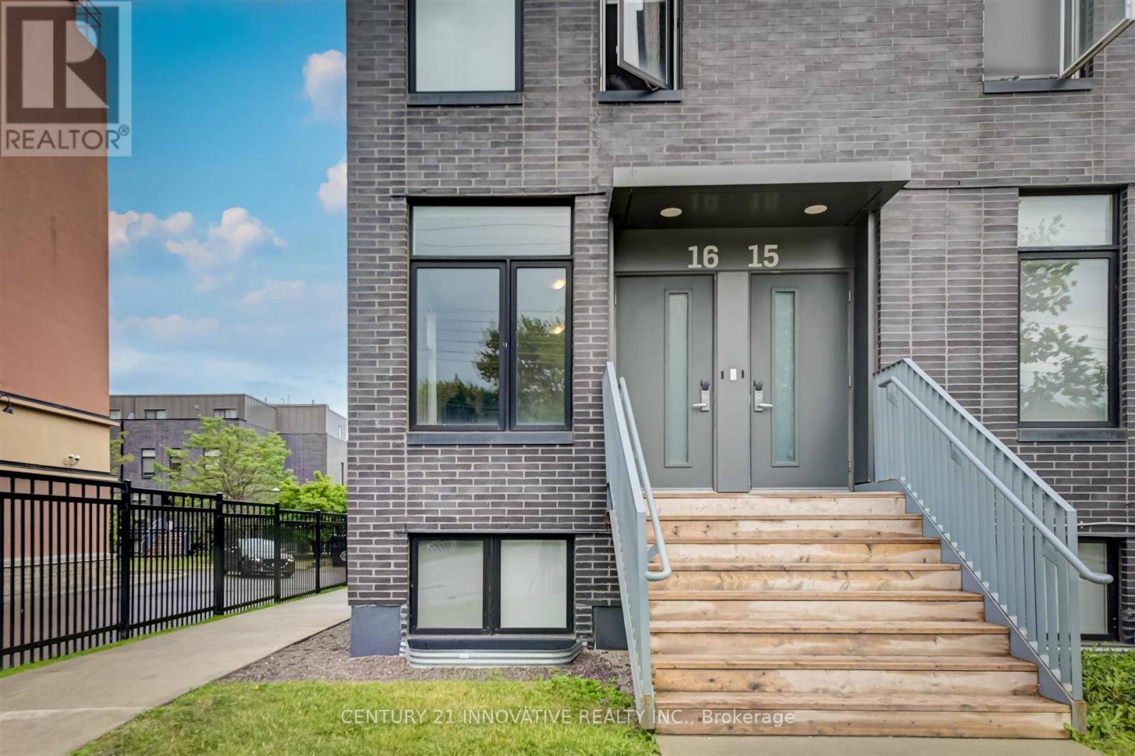 Oshawa (samac), ON L1G4X9,1720 Simcoe ST #16