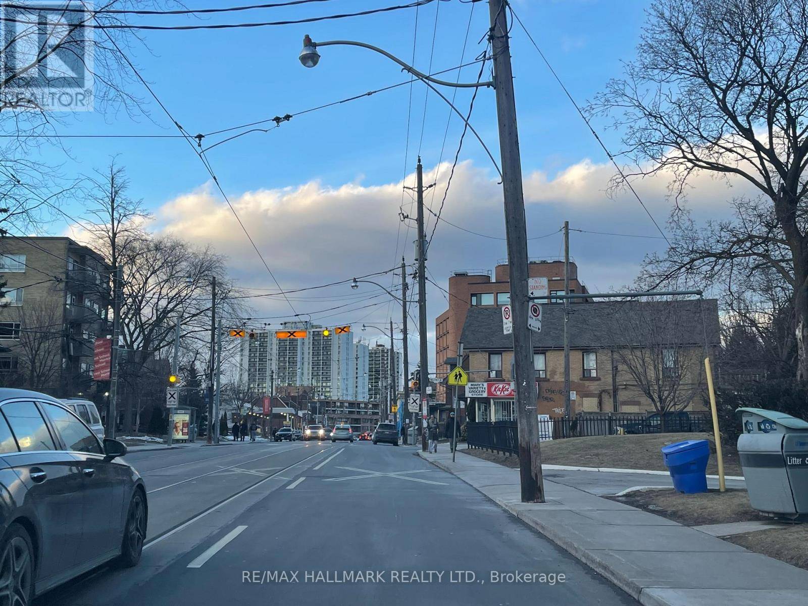 Toronto (north Riverdale), ON M4K2P4,675 BROADVIEW AVENUE