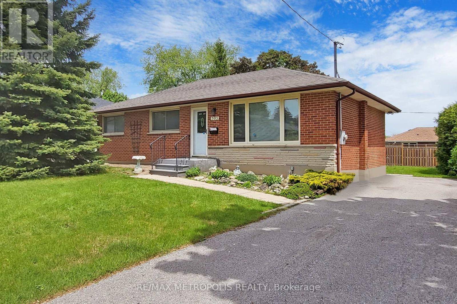 Oshawa (mclaughlin), ON L1J4Z7,595 Gibbons ST #Main
