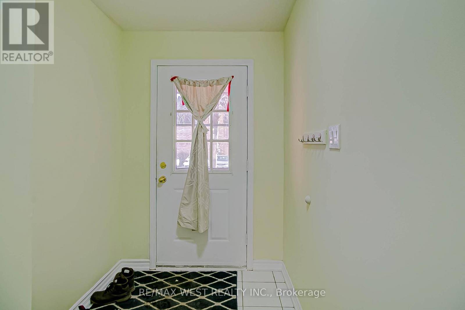 Toronto (rouge), ON M1C5C6,6400 Lawrence AVE East #12