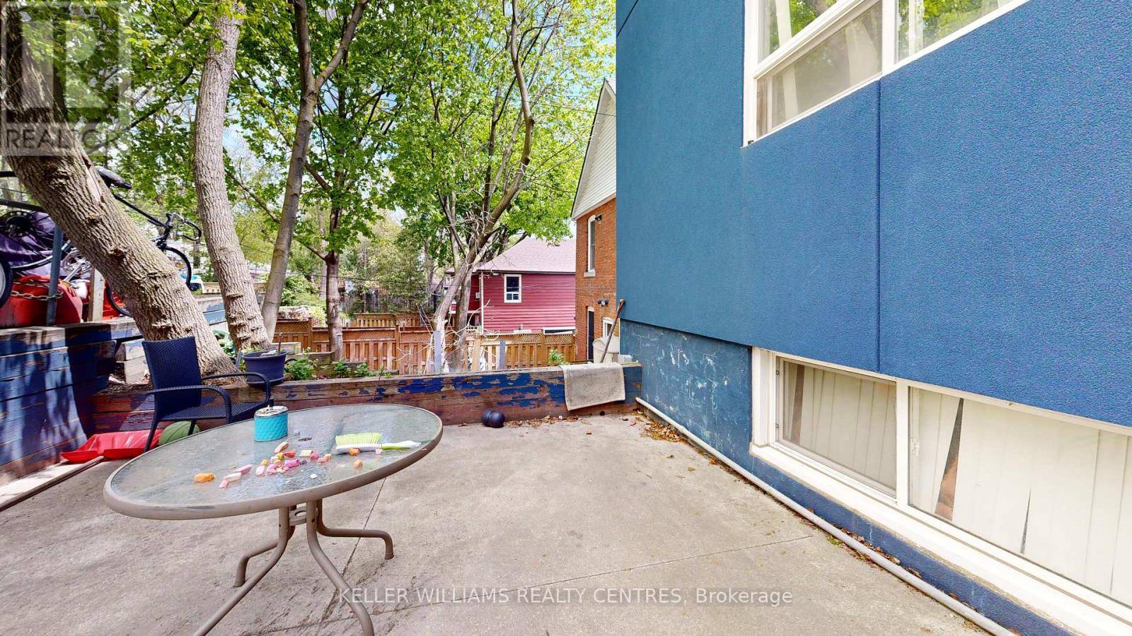 Toronto (south Riverdale), ON M4L2H7,10 IVY AVENUE