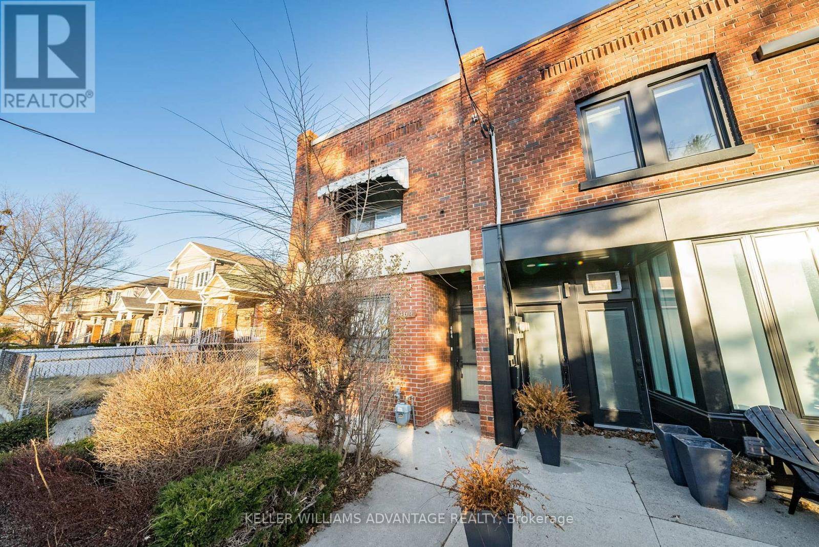 Toronto (danforth Village-east York), ON M4J2B2,462&464 SAMMON AVENUE