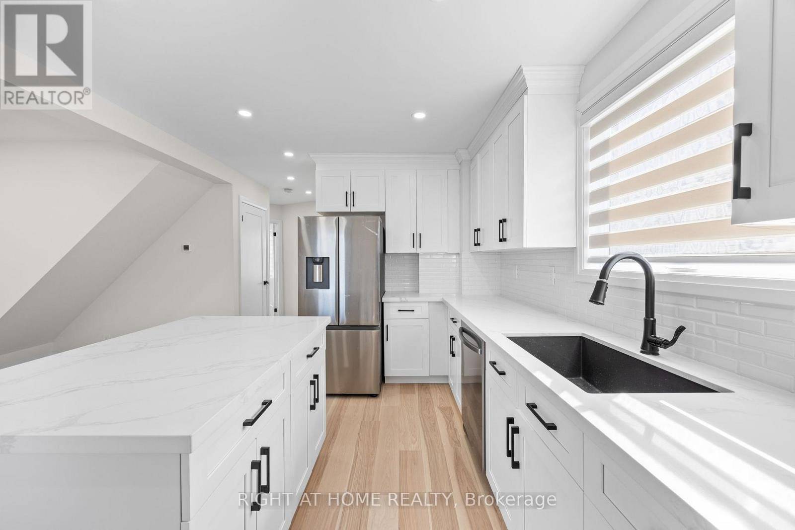 Toronto (clairlea-birchmount), ON M4B2J4,961 VICTORIA PARK AVENUE