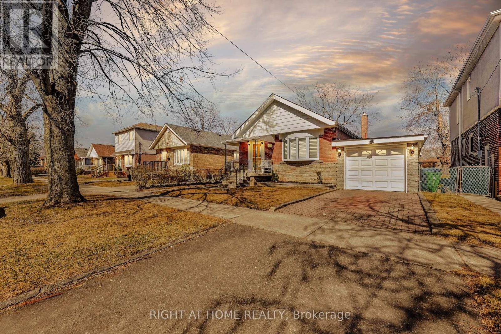 Toronto (clairlea-birchmount), ON M1L2A6,18 HOLLYDENE ROAD
