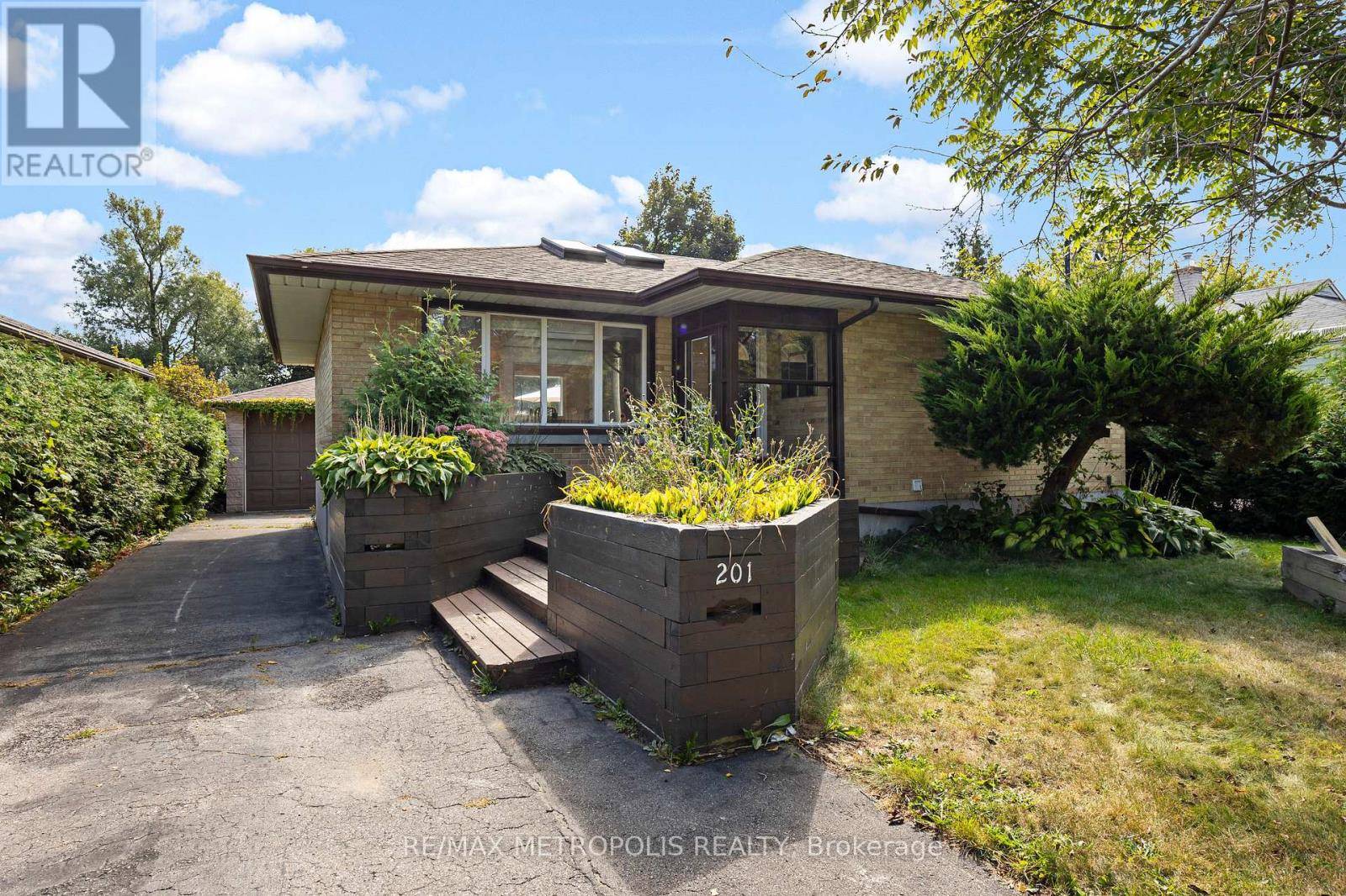 Oshawa (lakeview), ON L1H3Y5,201 SOUTHLAWN AVENUE