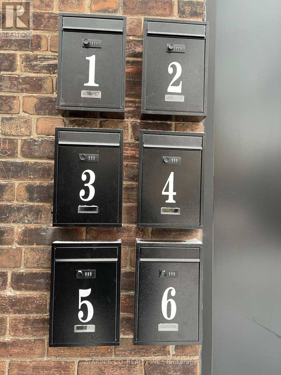 Toronto (east End-danforth), ON M4C4J6,79 Cedarvale AVE #Unit 5