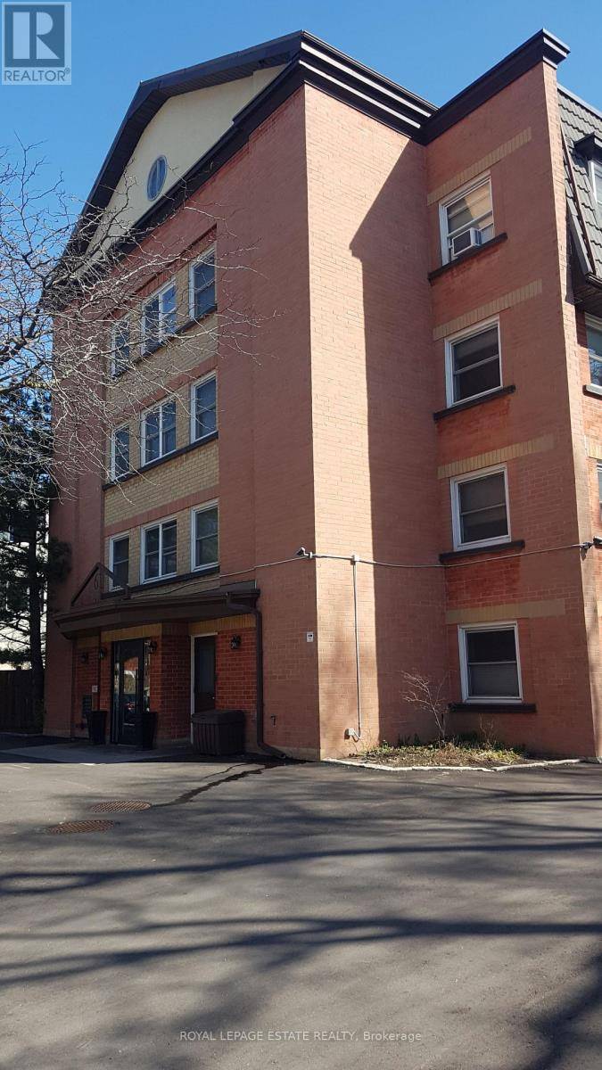 Toronto (east End-danforth), ON M4E2V6,61 Main ST #106