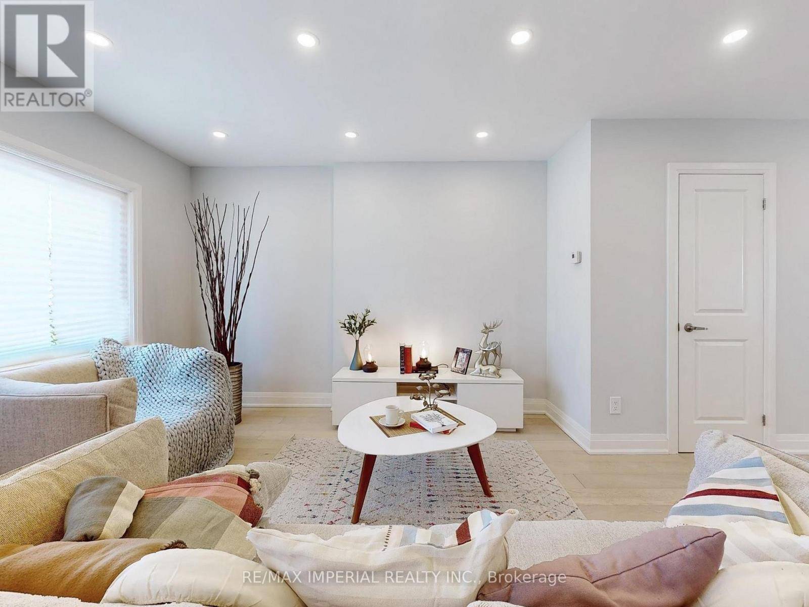 Toronto (danforth Village-east York), ON M4J3V5,9 LESMOUNT AVENUE