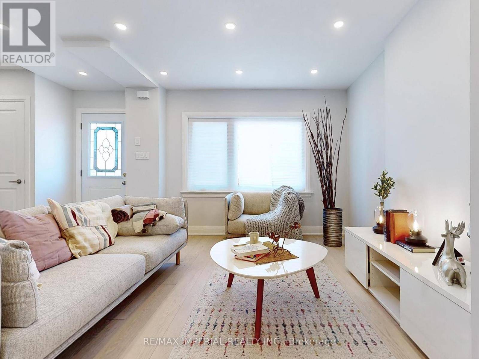 Toronto (danforth Village-east York), ON M4J3V5,9 LESMOUNT AVENUE