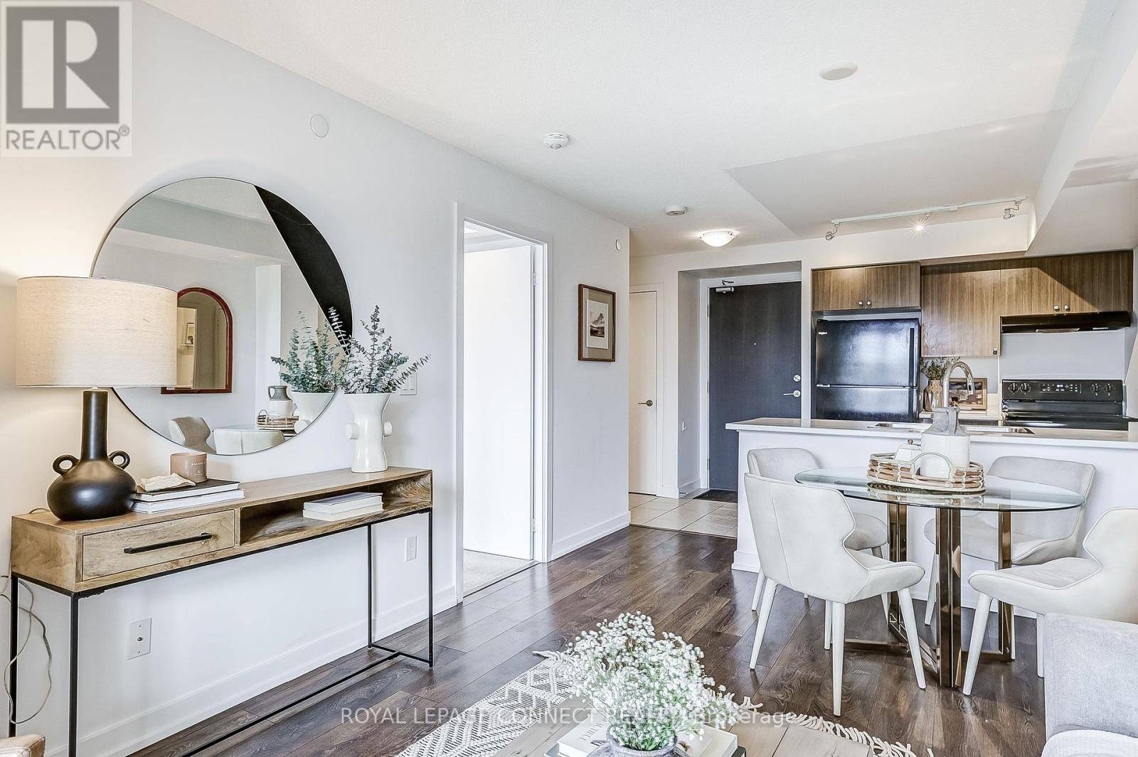 Toronto (east End-danforth), ON M4C0A6,8 Trent AVE #321