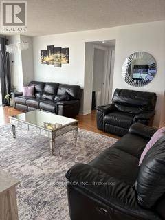 Toronto (bendale), ON M1P5E4,83 Borough DR #906