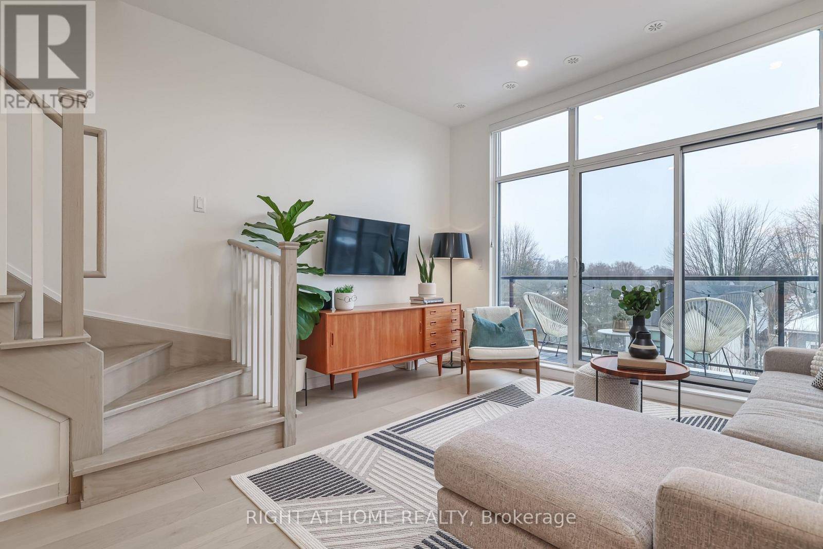 Toronto (greenwood-coxwell), ON M4L1Y8,1331 Gerrard ST East #8