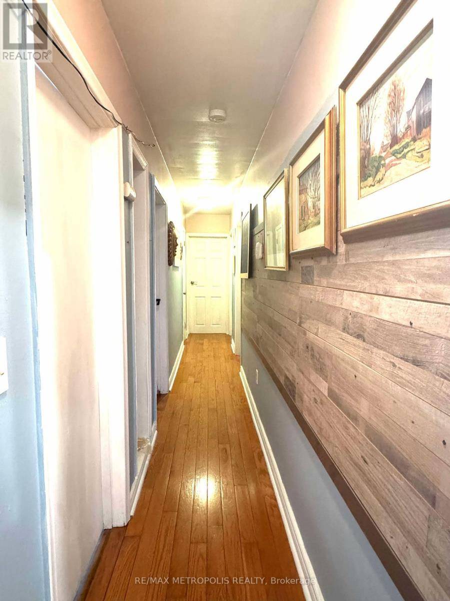 Toronto (woodbine-lumsden), ON M4C2W1,982 COSBURN AVENUE