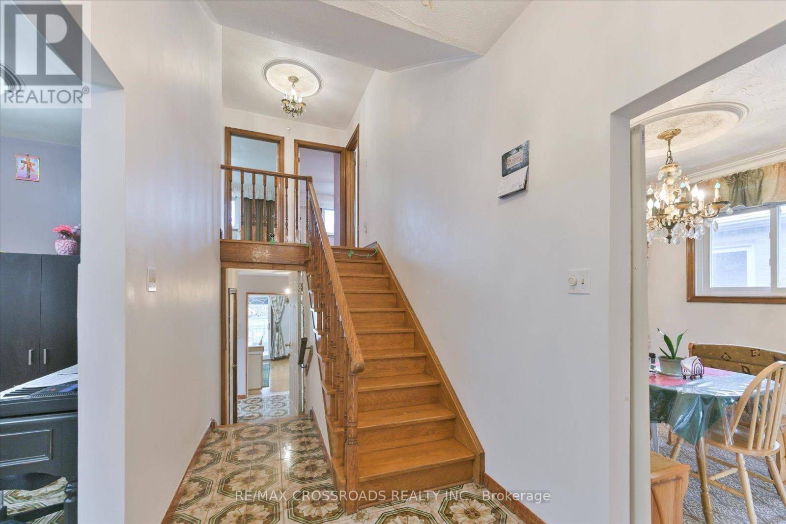Toronto (birchcliffe-cliffside), ON M1N3P9,48 PHILLIP AVENUE