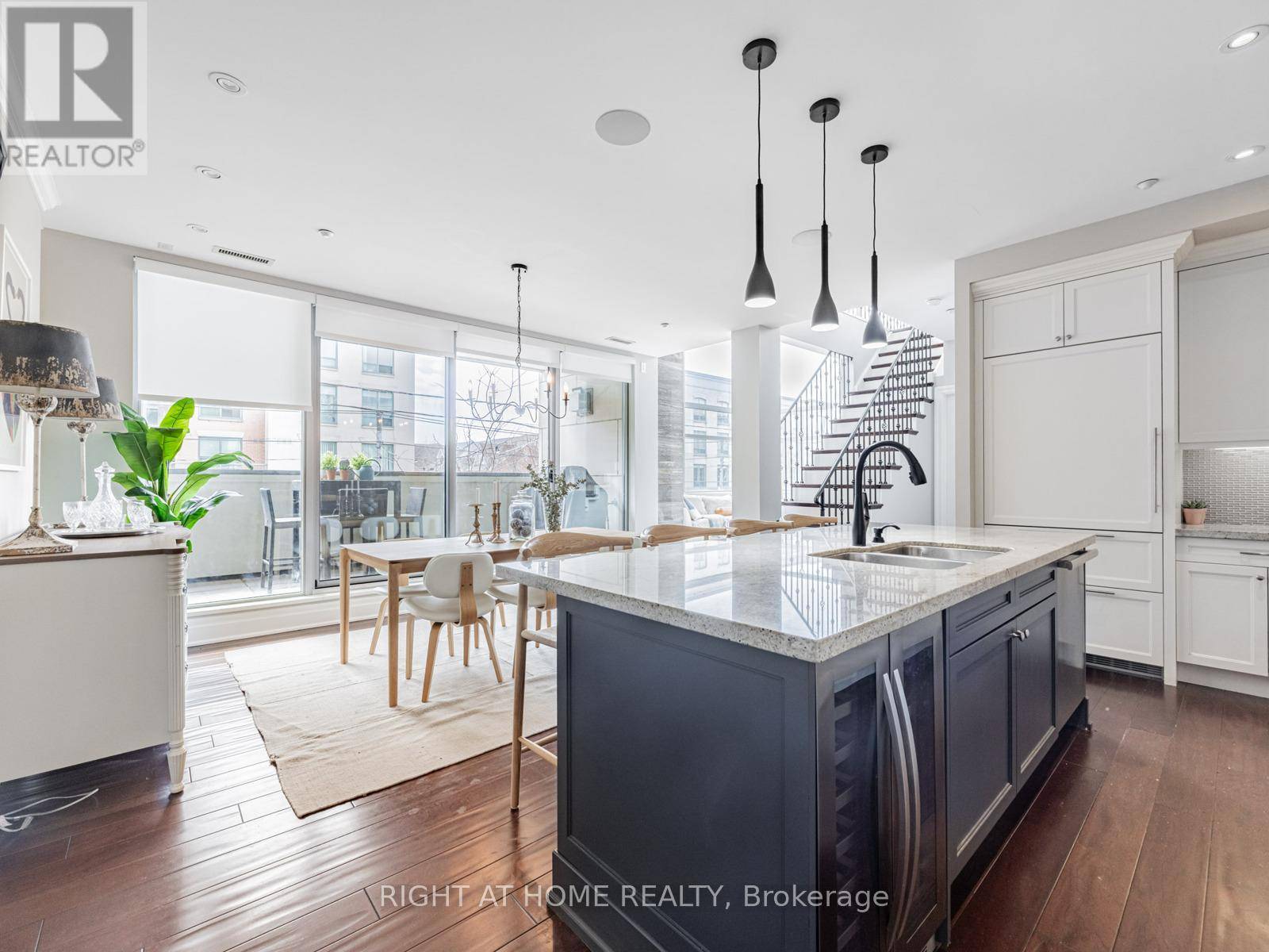 Toronto (the Beaches), ON M4L3N5,1 Rainsford RD #204