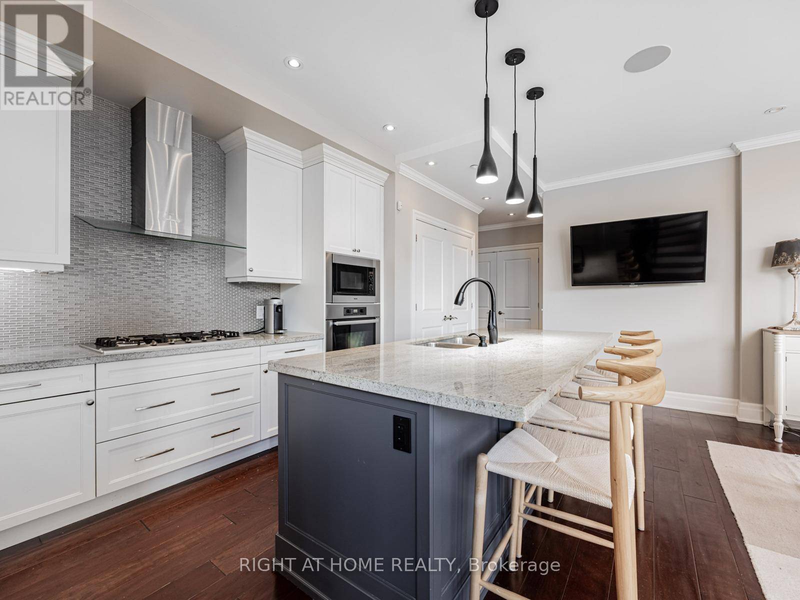 Toronto (the Beaches), ON M4L3N5,1 Rainsford RD #204