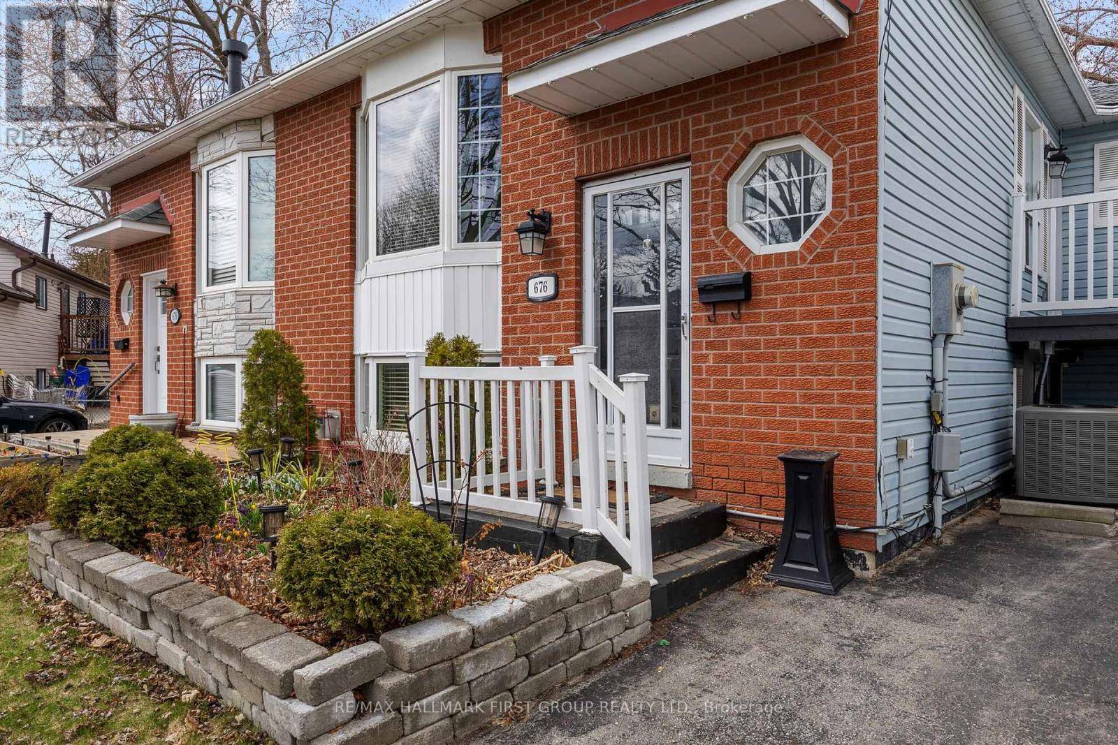 Oshawa (vanier), ON L1J8M9,676 FROBISHER COURT